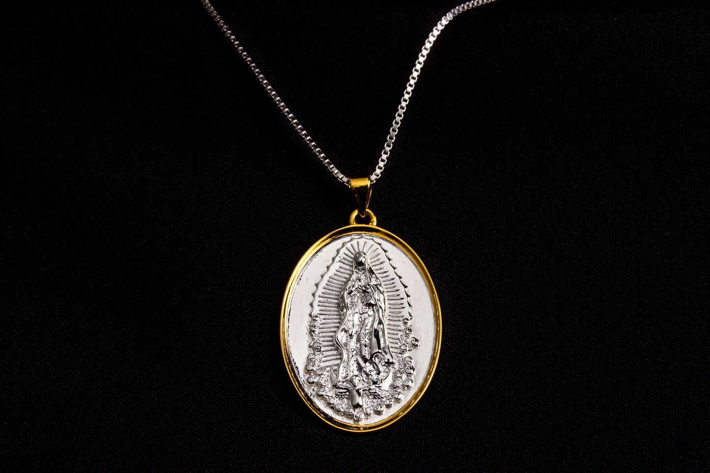 Medalla Virgen de Guadalupe Plata y Oro 3D - Protección Divina