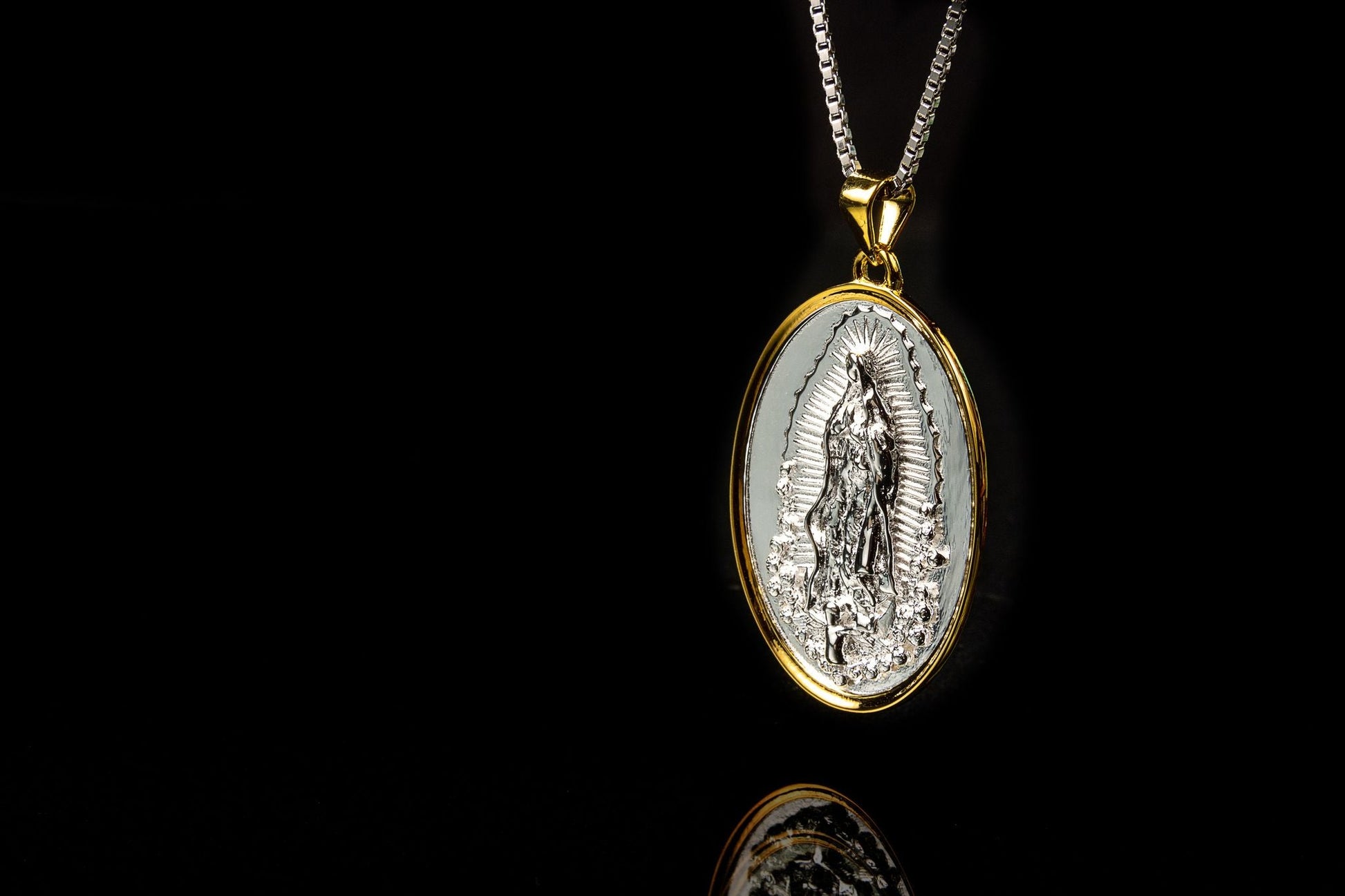 Medalla Guadalupana plata y oro 3D - detalle del relieve sagrado