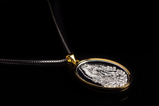 Medalla Virgen de Guadalupe plata 925 y oro 18k relieve 3D - vista frontal